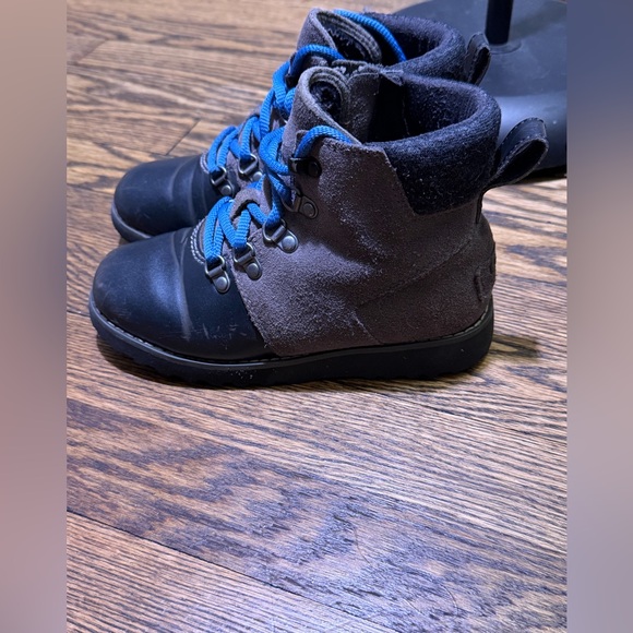 UGG for children, booty style, black and gray with blue laces Size 1 - Picture 2 of 7